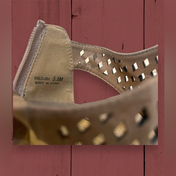 Chinese Laundry Womens Indie Wedge Sandal Micro Suede Size 5.5W - Picture 5 of 6